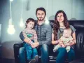 Rodzina z dwójką dzieci, zastanawiająca się, kinderbijslag co to jest.
