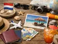 Przygotowania do urlopu: paszporty, pieniądze, model samolotu i zdjęcie rajskiej plaży. Czas na dni wolne od pracy!