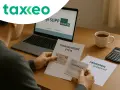 Mężczyzna sprawdza dokumenty, by dowiedzieć się, jak wypłacić pieniądze ze Stipp. Na biurku laptop, dokumenty i kubek kawy.