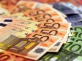 Eurobiljetten, 50 en 100 euro. Denk aan de mogelijke podwojne opodatkowanie Polska Holandia bij grensoverschrijdend inkomen.