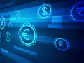 Wirtualne symbole walut, jak euro i dolar, unoszą się w cyfrowej przestrzeni. Zastanawiasz się, ile idzie przelew z Holandii do Polski?