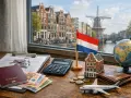 Dokumenty, paszport, pieniądze i klucze do domu sugerują zmianę adresu korespondencyjnego belasting. W tle Amsterdam.