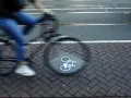 Rowerzysta w ruchu na ścieżce rowerowej w Holandii. Pamiętaj, co grozi za jazdę pod wpływem alkoholu w Holandii.