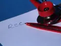 Czerwony długopis i stetoskop na papierze, gdzie widnieje napis "rezygnacja". Jak zrezygnować z ubezpieczenia w Holandii?