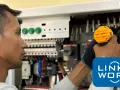 Elektryk w Holandii pracuje przy panelu sterowania.