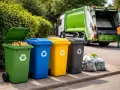 Kolorowe pojemniki na śmieci i śmieciarka symbolizują efektywny recykling w Holandii.