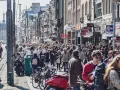 Tłum ludzi na ulicy w Amsterdamie. Czy tylu Polaków w Holandii tworzy taki ruch?
