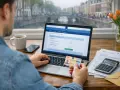 Man regelt zwrot ubezpieczenia holandia online, met identiteitskaart en laptop.