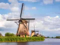 Wiatraki w Kinderdijk, Holandia. Idealne miejsce na easywork lunteren, gdzie można podziwiać tradycyjną architekturę i krajobraz.
