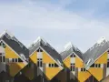 Żółte, skośne domy w Rotterdamie, idealne dla kogoś, kto szuka **konta holenderskiego bez meldunku**.