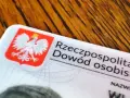 Dowód osobisty Rzeczypospolitej Polskiej. Brak dokumentu może skutkować konsekwencjami, np. co grozi za brak dowodu osobistego w Holandii.