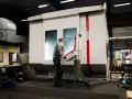 Pracownik obsługuje maszynę CNC w zakładzie w Lelystad.