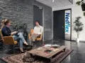 Rozmowa o pracy w Leeuwarden. Kobieta z tabletem i mężczyzna w okularach siedzą w poczekalni firmy Nedflex.