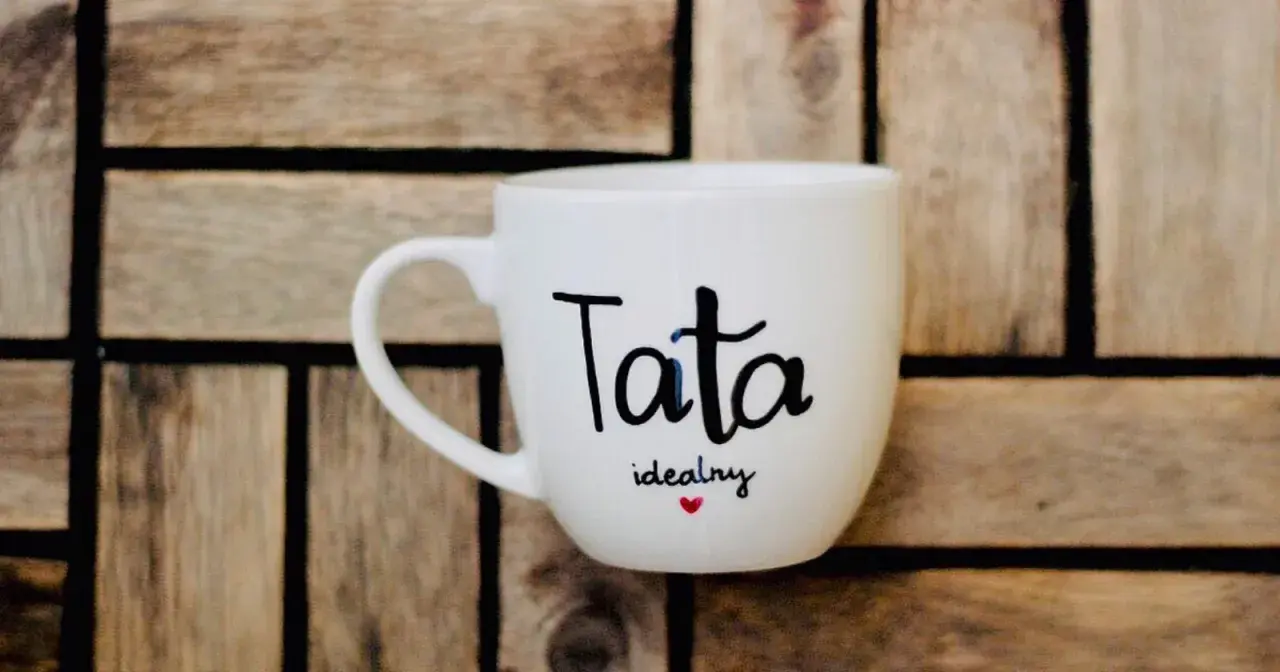 Biały kubek z napisem "Tata idealny" i serduszkiem. Idealny prezent na Dzień Taty w Holandii.