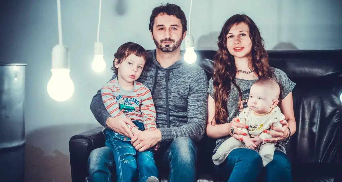 Rodzina z dwójką dzieci, zastanawiająca się, kinderbijslag co to jest.
