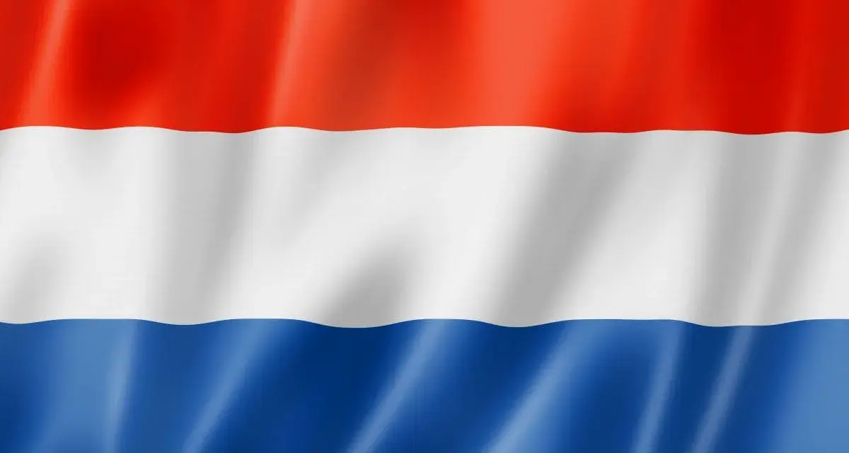 Nederlandse vlag golft. Droom je van praca w holandii od zaraz bez języka? Hier vind je kansen!