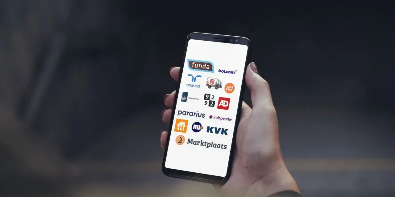 Na ekranie smartfona widoczne są loga popularnych holenderskich serwisów, które pomagają zrozumieć, jaki internet w Holandii jest dostępny i jak z niego korzystać.
