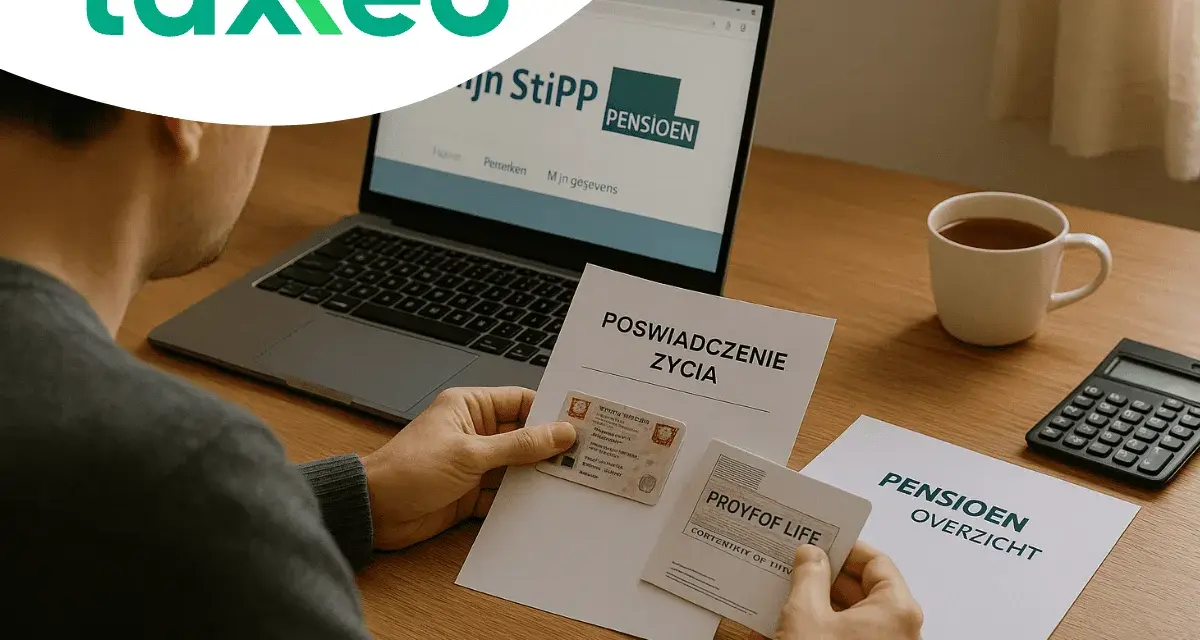 Mężczyzna sprawdza dokumenty, by dowiedzieć się, jak wypłacić pieniądze ze Stipp. Na biurku laptop, dokumenty i kubek kawy.