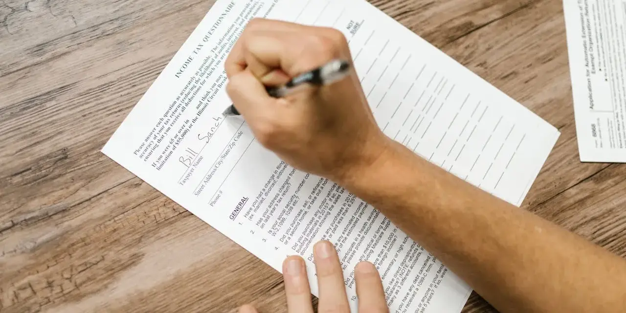 Osoba wypełnia formularz podatkowy, wpisując dane. Pytania dotyczą rezydencji podatkowej i dochodów.