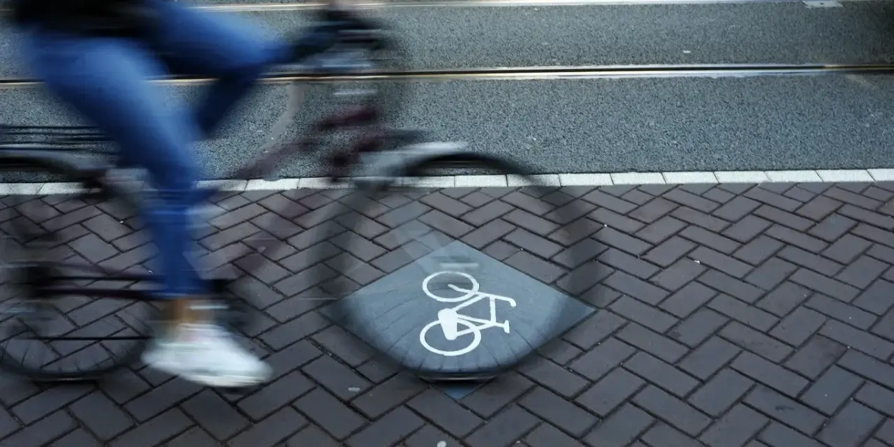 Rowerzysta w ruchu na ścieżce rowerowej w Holandii. Pamiętaj, co grozi za jazdę pod wpływem alkoholu w Holandii.