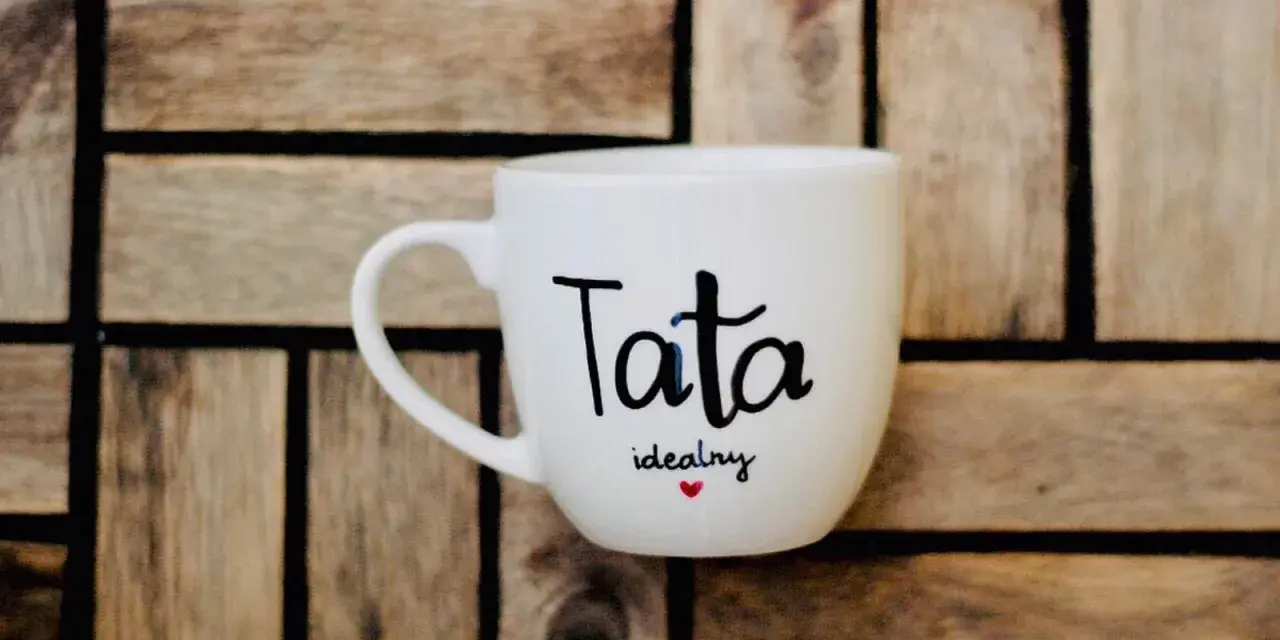 Biały kubek z napisem "Tata idealny" i serduszkiem. Idealny prezent na Dzień Taty w Holandii.