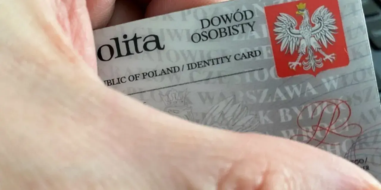 Polski dowód osobisty z godłem Polski. Dokument tożsamości w ręce.