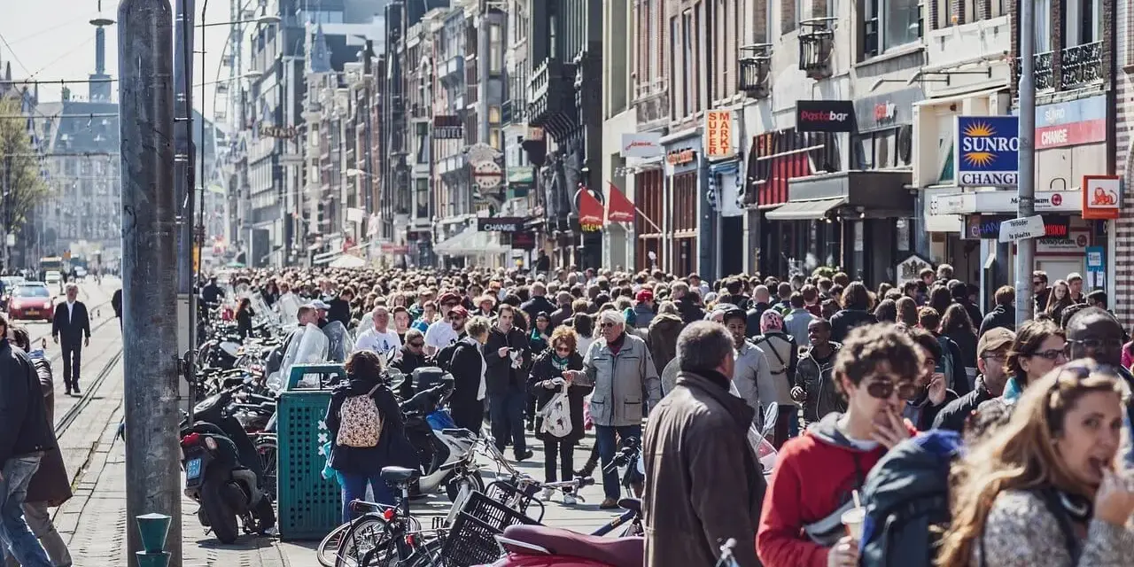 Tłum ludzi na ulicy w Amsterdamie. Czy tylu Polaków w Holandii tworzy taki ruch?