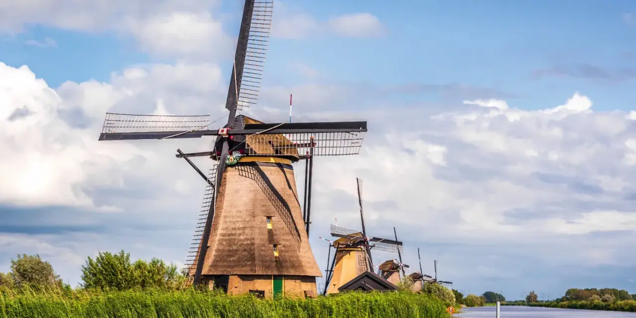 Wiatraki w Kinderdijk, Holandia. Idealne miejsce na easywork lunteren, gdzie można podziwiać tradycyjną architekturę i krajobraz.
