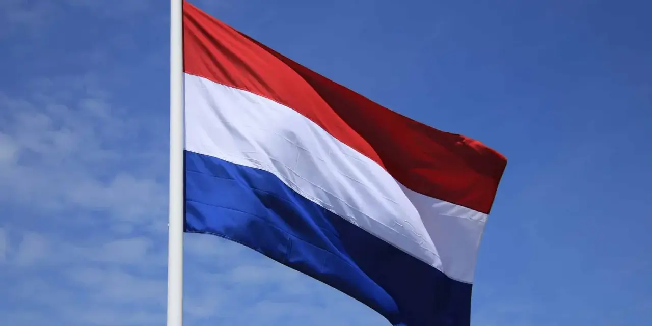 Holenderska flaga powiewa na wietrze. Czerwony, biały i niebieski pasy. Czy to symbol czegoś, co jest SVB?