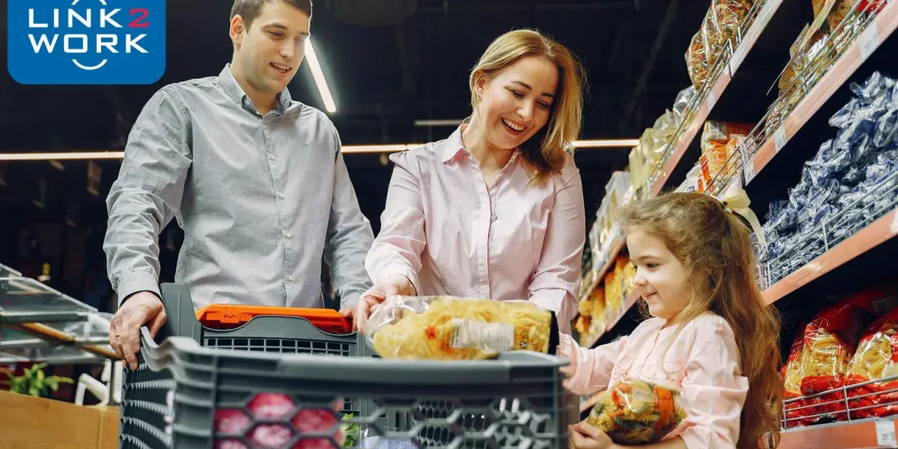 Rodzina robi zakupy w tanich sklepach spożywczych w Holandii. W wózku makaron i inne produkty.
