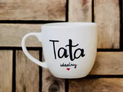 Biały kubek z napisem "Tata idealny" i serduszkiem. Idealny prezent na Dzień Taty w Holandii.