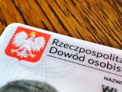 Dowód osobisty Rzeczypospolitej Polskiej. Brak dokumentu może skutkować konsekwencjami, np. co grozi za brak dowodu osobistego w Holandii.