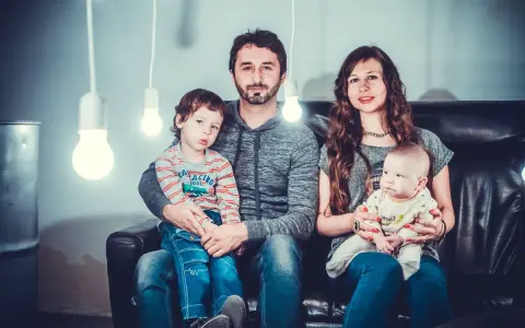 Rodzina z dwójką dzieci, zastanawiająca się, kinderbijslag co to jest.