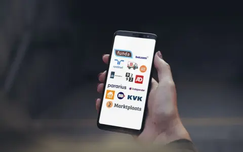 Na ekranie smartfona widoczne są loga popularnych holenderskich serwisów, które pomagają zrozumieć, jaki internet w Holandii jest dostępny i jak z niego korzystać.