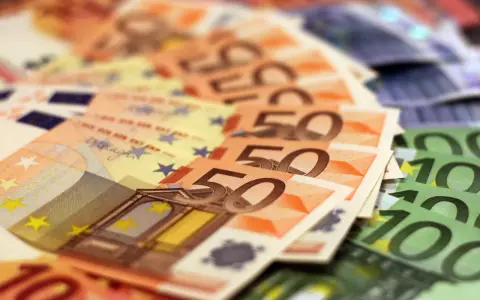 Eurobiljetten, 50 en 100 euro. Denk aan de mogelijke podwojne opodatkowanie Polska Holandia bij grensoverschrijdend inkomen.