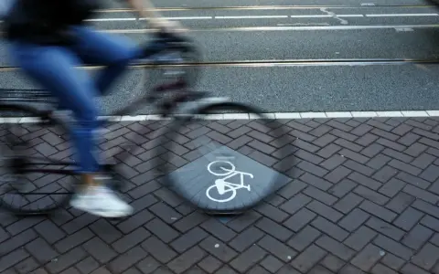 Rowerzysta w ruchu na ścieżce rowerowej w Holandii. Pamiętaj, co grozi za jazdę pod wpływem alkoholu w Holandii.