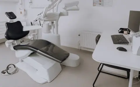 Nowoczesny gabinet stomatologiczny w Holandii. Zadbaj o swój uśmiech z ubezpieczeniem dentystycznym.