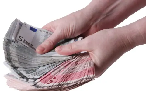 Twee handen tellen een stapel eurobiljetten, waaronder 5 euro biljetten. Een stapel geld, een stipp hollandia.