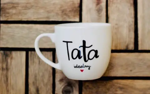 Biały kubek z napisem "Tata idealny" i serduszkiem. Idealny prezent na Dzień Taty w Holandii.