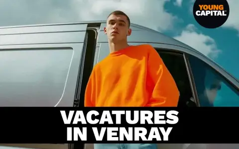 Młody mężczyzna w pomarańczowej bluzie obok vana. Ogłoszenie: praca Venray bez języka.