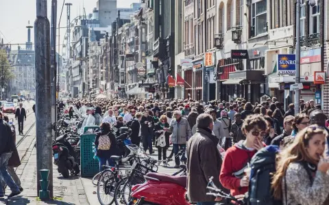 Tłum ludzi na ulicy w Amsterdamie. Czy tylu Polaków w Holandii tworzy taki ruch?