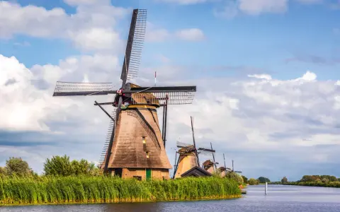 Wiatraki w Kinderdijk, Holandia. Idealne miejsce na easywork lunteren, gdzie można podziwiać tradycyjną architekturę i krajobraz.
