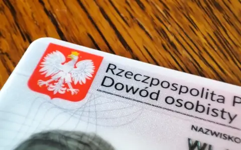Dowód osobisty Rzeczypospolitej Polskiej. Brak dokumentu może skutkować konsekwencjami, np. co grozi za brak dowodu osobistego w Holandii.