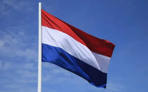 Holenderska flaga powiewa na wietrze. Czerwony, biały i niebieski pasy. Czy to symbol czegoś, co jest SVB?