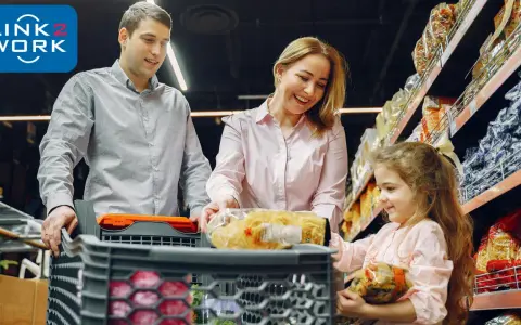 Rodzina robi zakupy w tanich sklepach spożywczych w Holandii. W wózku makaron i inne produkty.