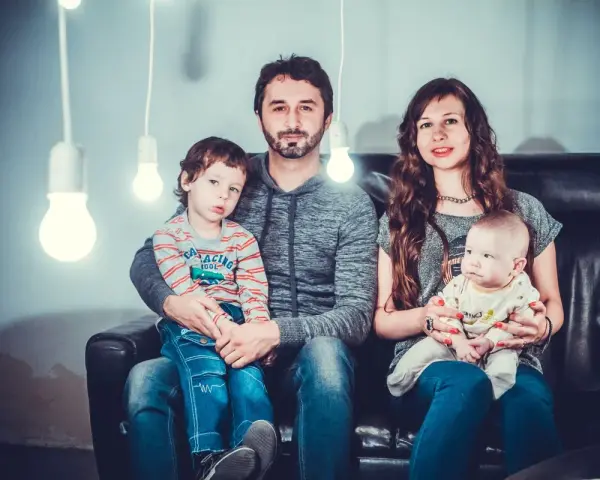 Rodzina z dwójką dzieci, zastanawiająca się, kinderbijslag co to jest.