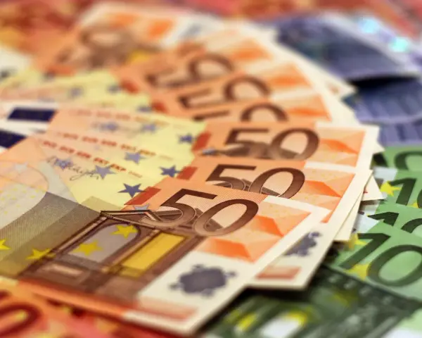 Eurobiljetten, 50 en 100 euro. Denk aan de mogelijke podwojne opodatkowanie Polska Holandia bij grensoverschrijdend inkomen.