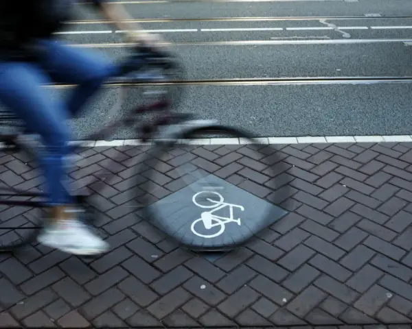 Rowerzysta w ruchu na ścieżce rowerowej w Holandii. Pamiętaj, co grozi za jazdę pod wpływem alkoholu w Holandii.
