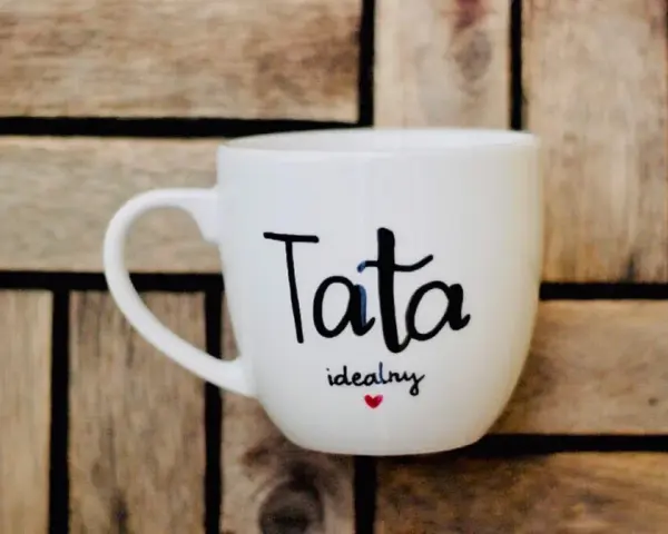 Biały kubek z napisem "Tata idealny" i serduszkiem. Idealny prezent na Dzień Taty w Holandii.