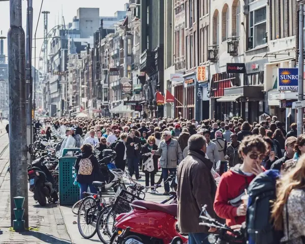 Tłum ludzi na ulicy w Amsterdamie. Czy tylu Polaków w Holandii tworzy taki ruch?